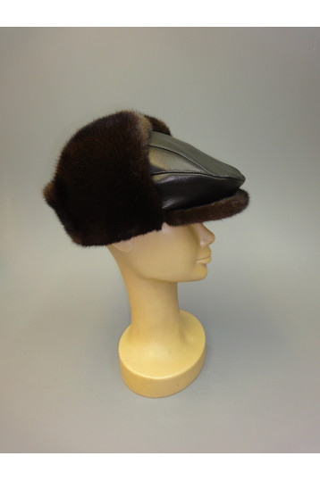 Женская шапка с козырьком и «ушками» из меха темно-коричневой норки и кожей